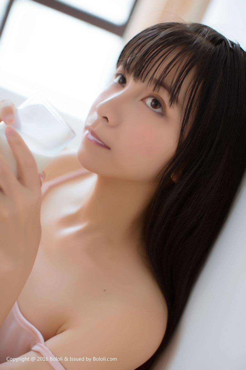 波萝社清纯美少女cn鱼丸真空睡衣喝奶室内私房写真