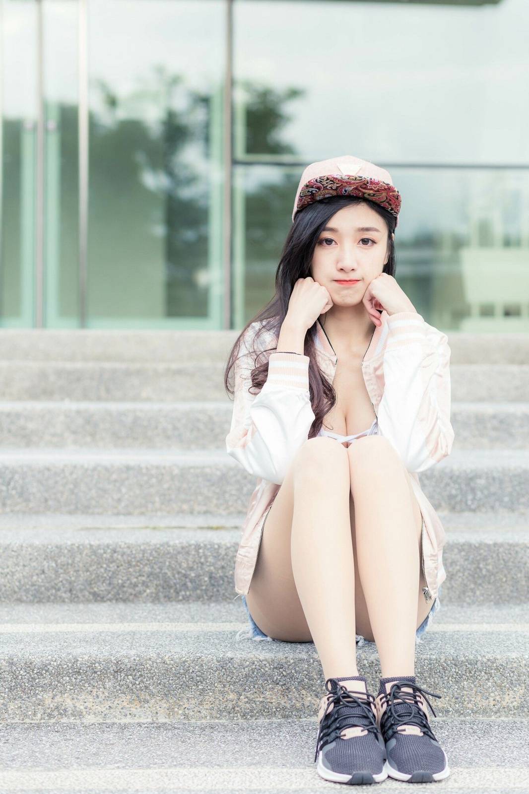 台湾美女嫩模段璟乐白皙美胸黑丝美腿松菸时装街拍写真