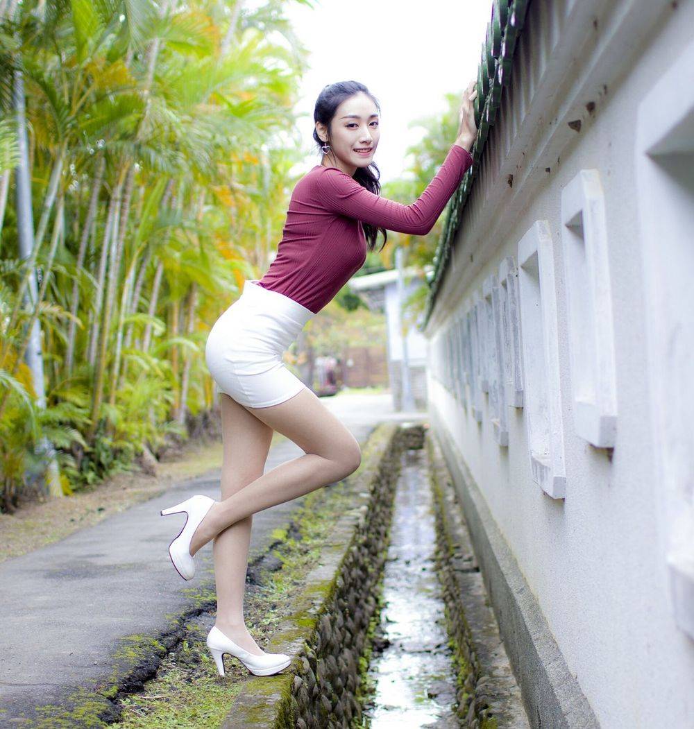 台湾美女嫩模段璟乐极品身材超短裙士林官阺户外性感写真-7