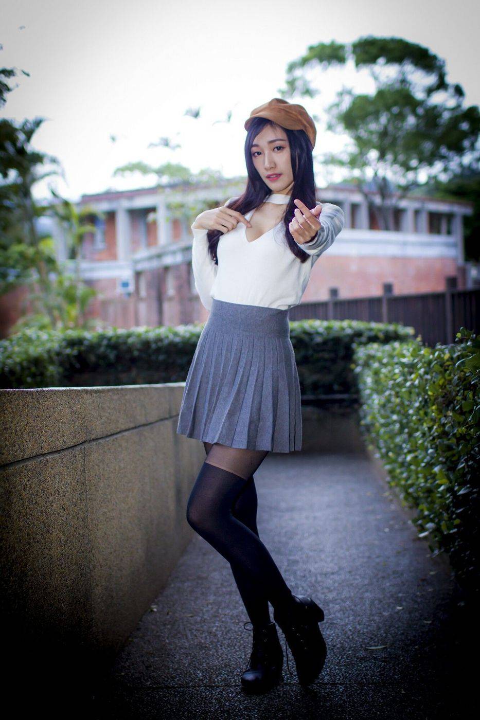 台湾美女嫩模段璟乐极品身材超短裙士林官阺户外性感写真-15