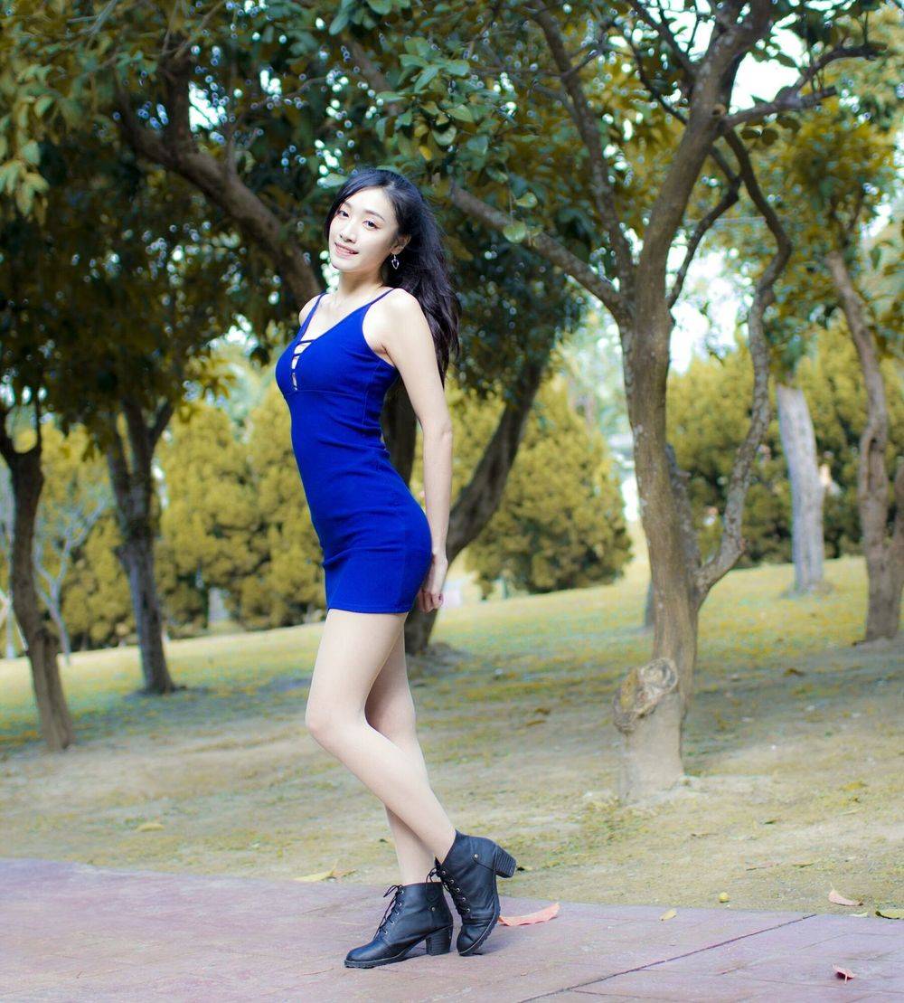 台湾美女嫩模段璟乐极品身材超短裙士林官阺户外性感写真-19