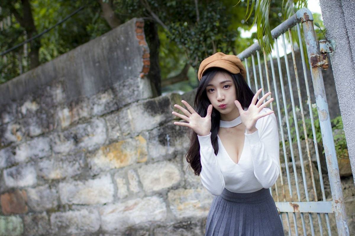 台湾美女嫩模段璟乐极品身材超短裙士林官阺户外性感写真-24