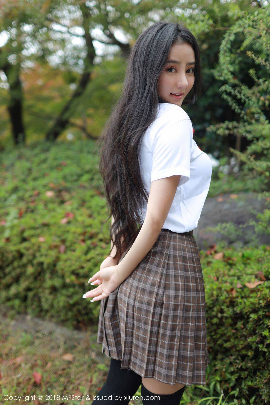 模范学院翘臀美女模特Manuela玛鲁娜日本学生装制服诱惑旅拍-2