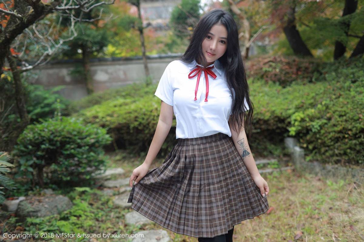 模范学院翘臀美女模特Manuela玛鲁娜日本学生装制服诱惑旅拍-40