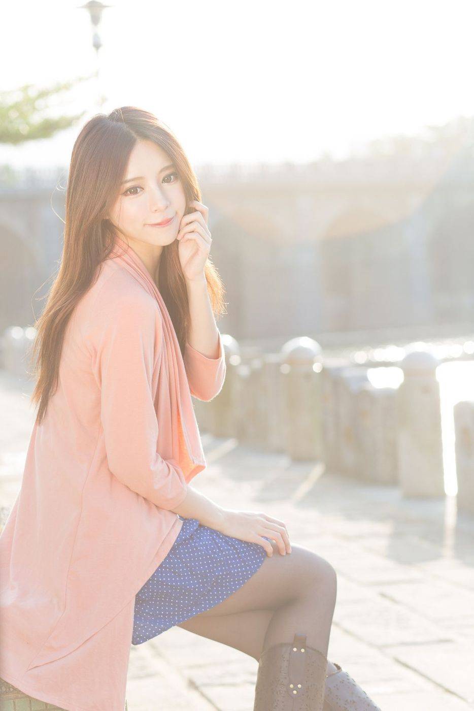 台湾大眼美女正妹张齐郡JULIE娇好面容黑丝美腿踏青外拍-23