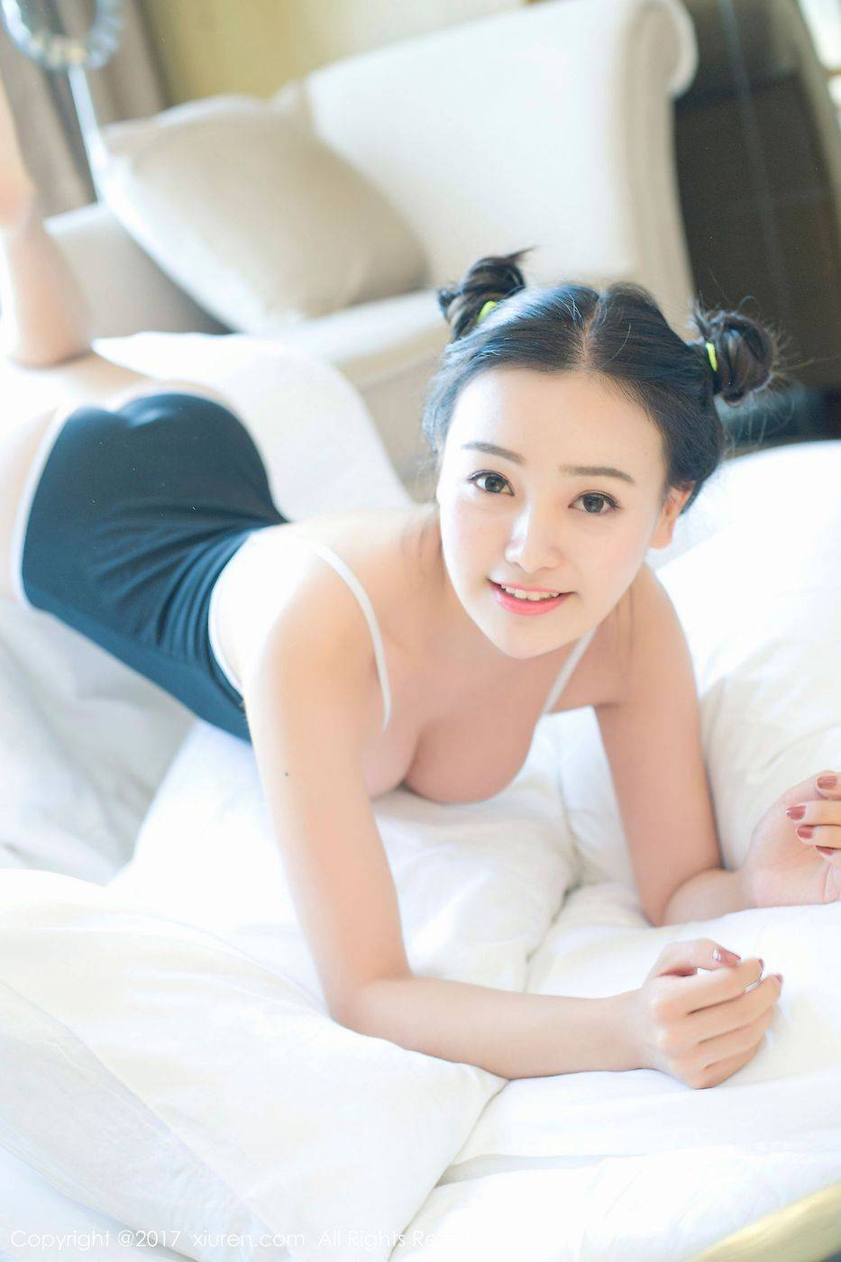 秀人网90后软妹子芈琳娜白色死库水低胸体操服童颜巨乳美图