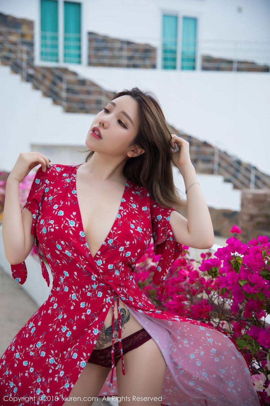 秀人网性感女神黄乐然诱惑长裙爆乳美腿大尺度真空写真