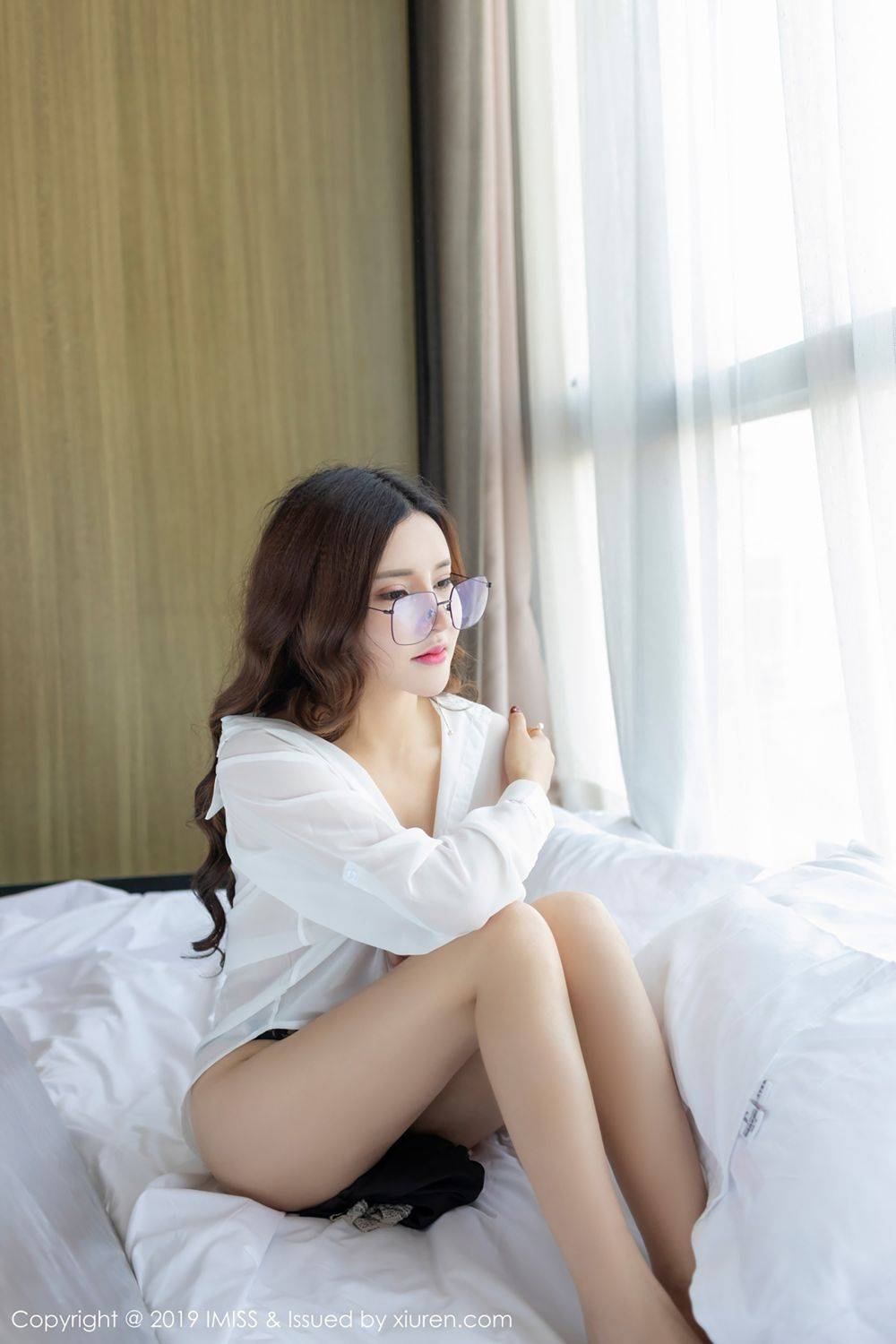 爱蜜社新人模特雅雅Yaya丝袜美腿完美身材爆乳翘臀首套写真-19