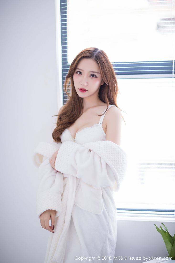 爱蜜社新人嫩模小琳泛红玉腮如玉雪肌内衣诱惑首套写真-19