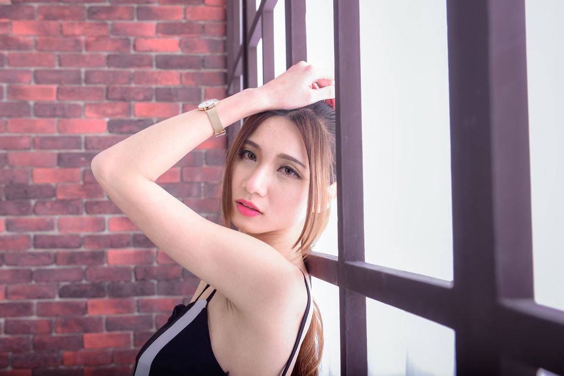 台湾性感正妹蔡译心职场OL吊带红裙黑丝美腿室内写真-42