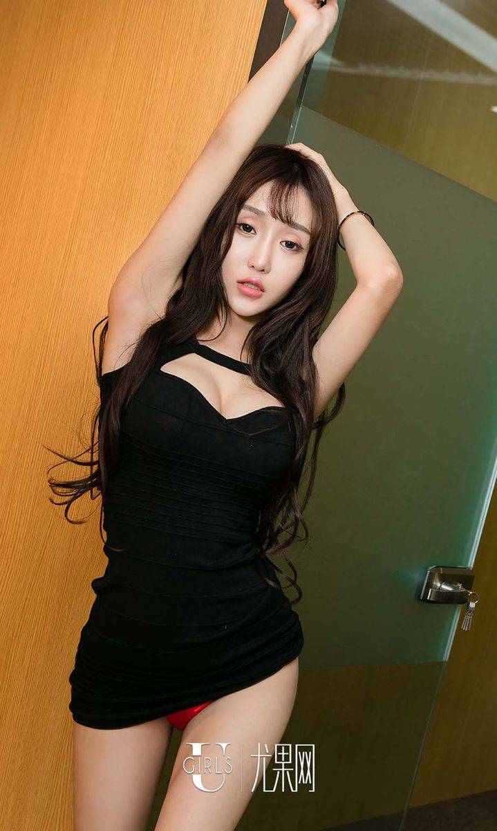 尤果网美女模特顾籼职场OL黑丝美腿爆乳翘臀室内私房写真-17