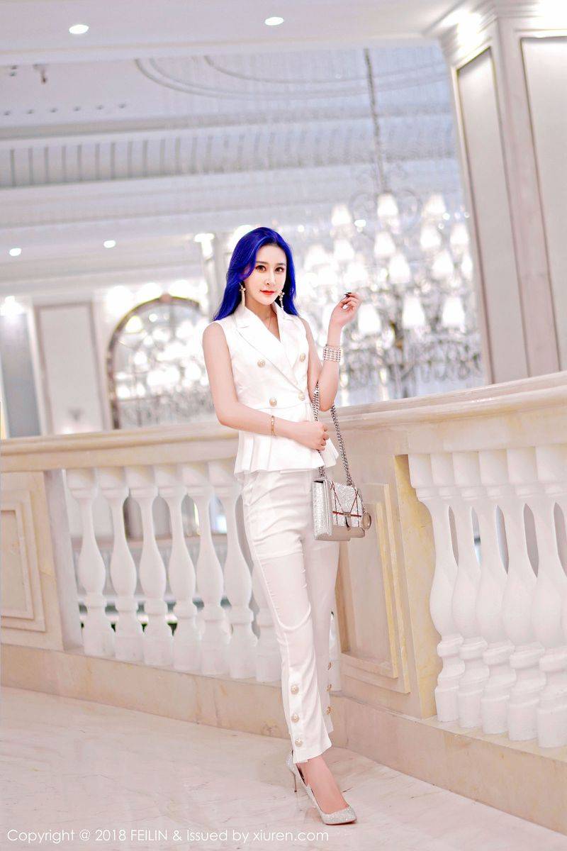 嗲囡囡美女模特喵莫儿惹火身材内衣诱惑大尺度首套写真