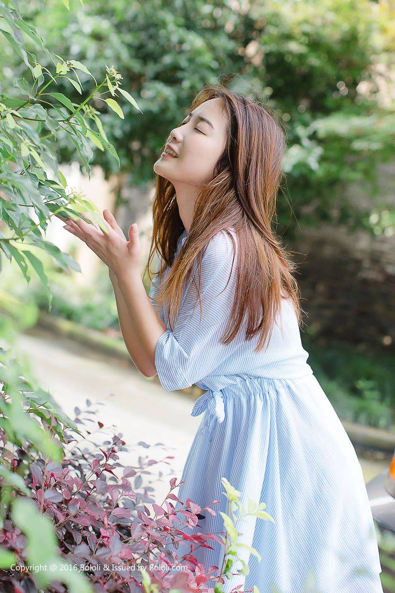 激萌文化清纯美女沈欣雨长发飘飘素色长裙户外养眼写真-6