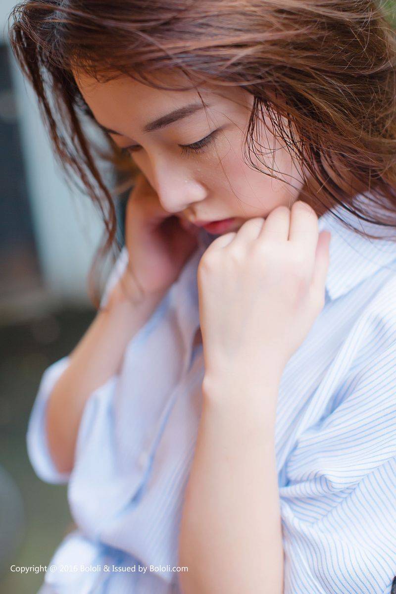 激萌文化清纯美女沈欣雨长发飘飘素色长裙户外养眼写真-18