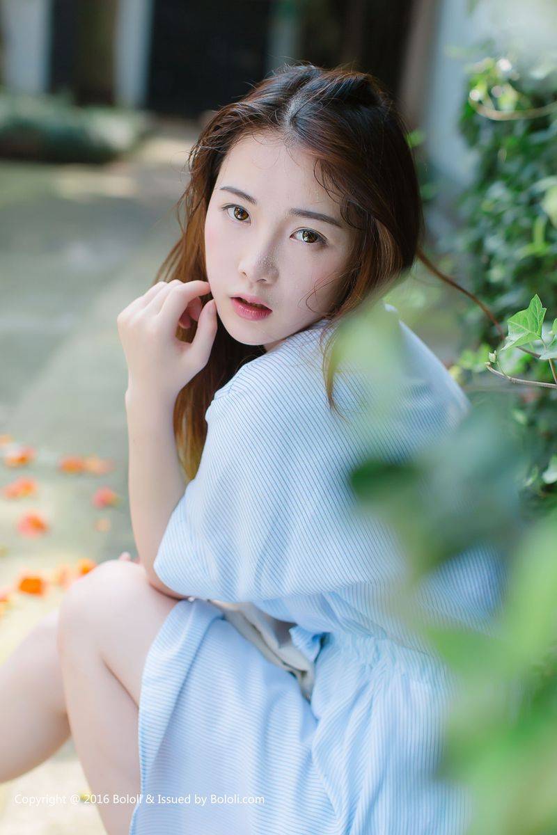 激萌文化清纯美女沈欣雨长发飘飘素色长裙户外养眼写真-16