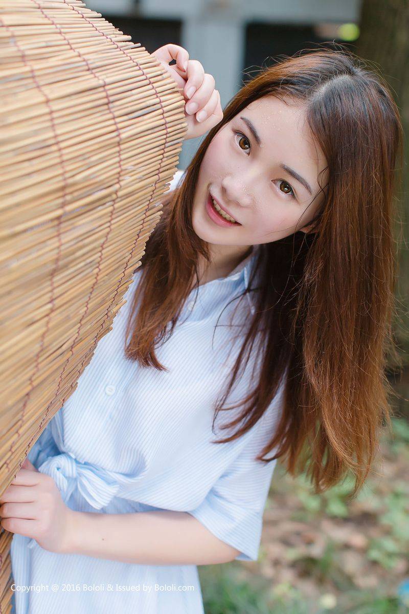 激萌文化清纯美女沈欣雨长发飘飘素色长裙户外养眼写真-19