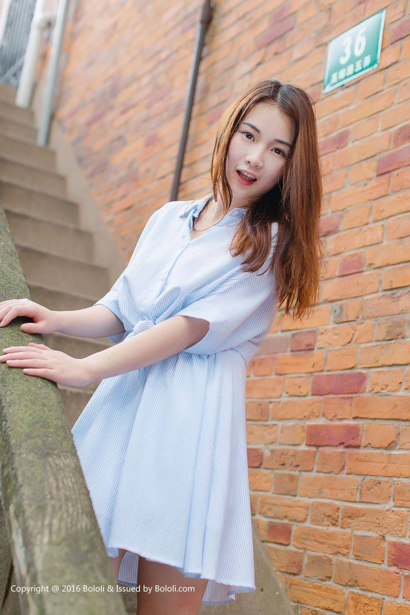 激萌文化清纯美女沈欣雨长发飘飘素色长裙户外养眼写真-24