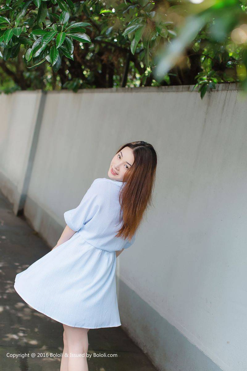 激萌文化清纯美女沈欣雨长发飘飘素色长裙户外养眼写真-27