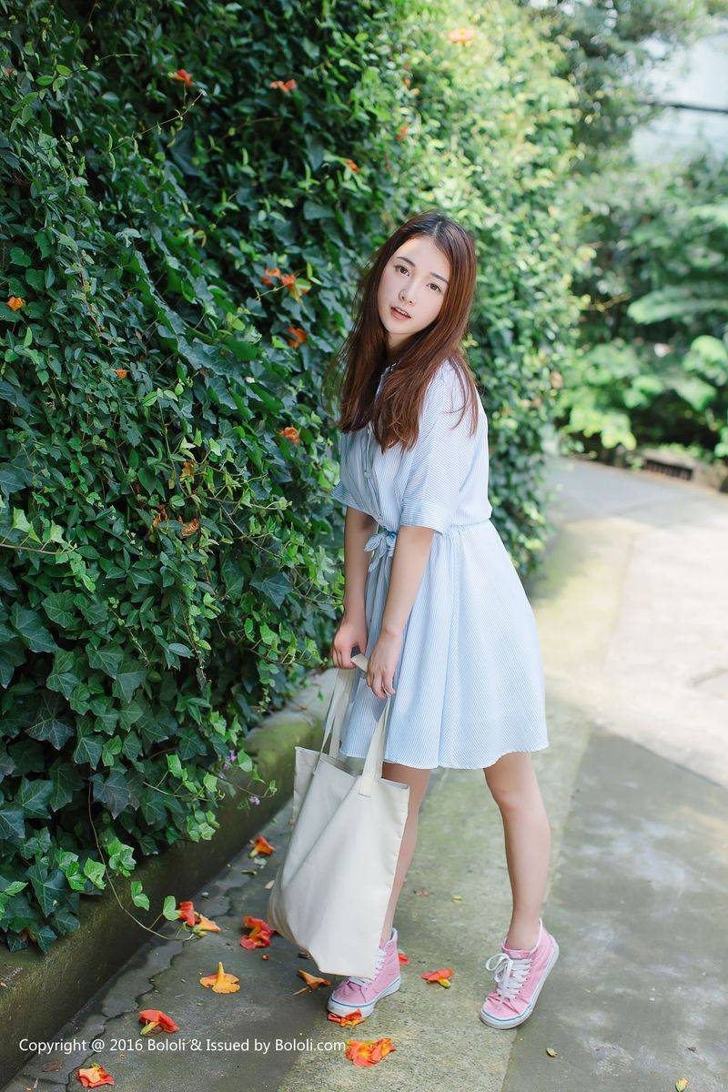 激萌文化清纯美女沈欣雨长发飘飘素色长裙户外养眼写真-30
