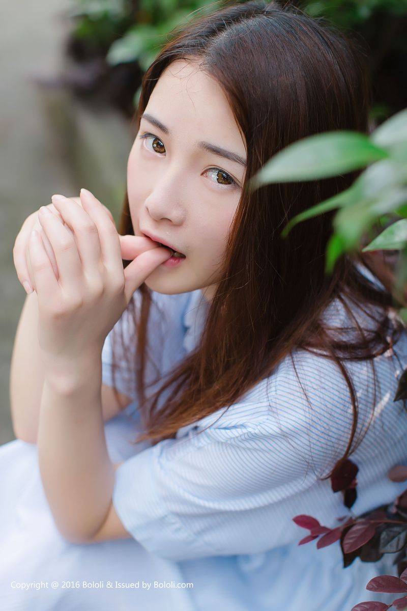 激萌文化清纯美女沈欣雨长发飘飘素色长裙户外养眼写真-29