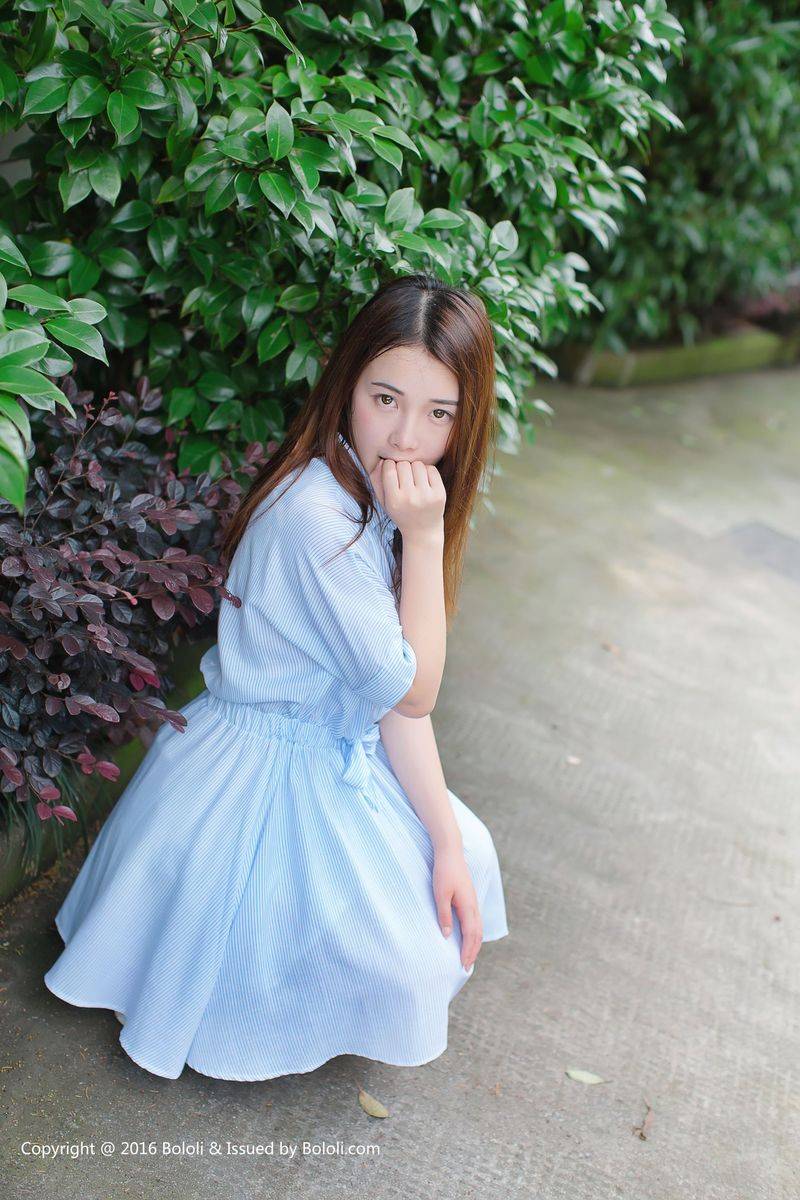 激萌文化清纯美女沈欣雨长发飘飘素色长裙户外养眼写真-36