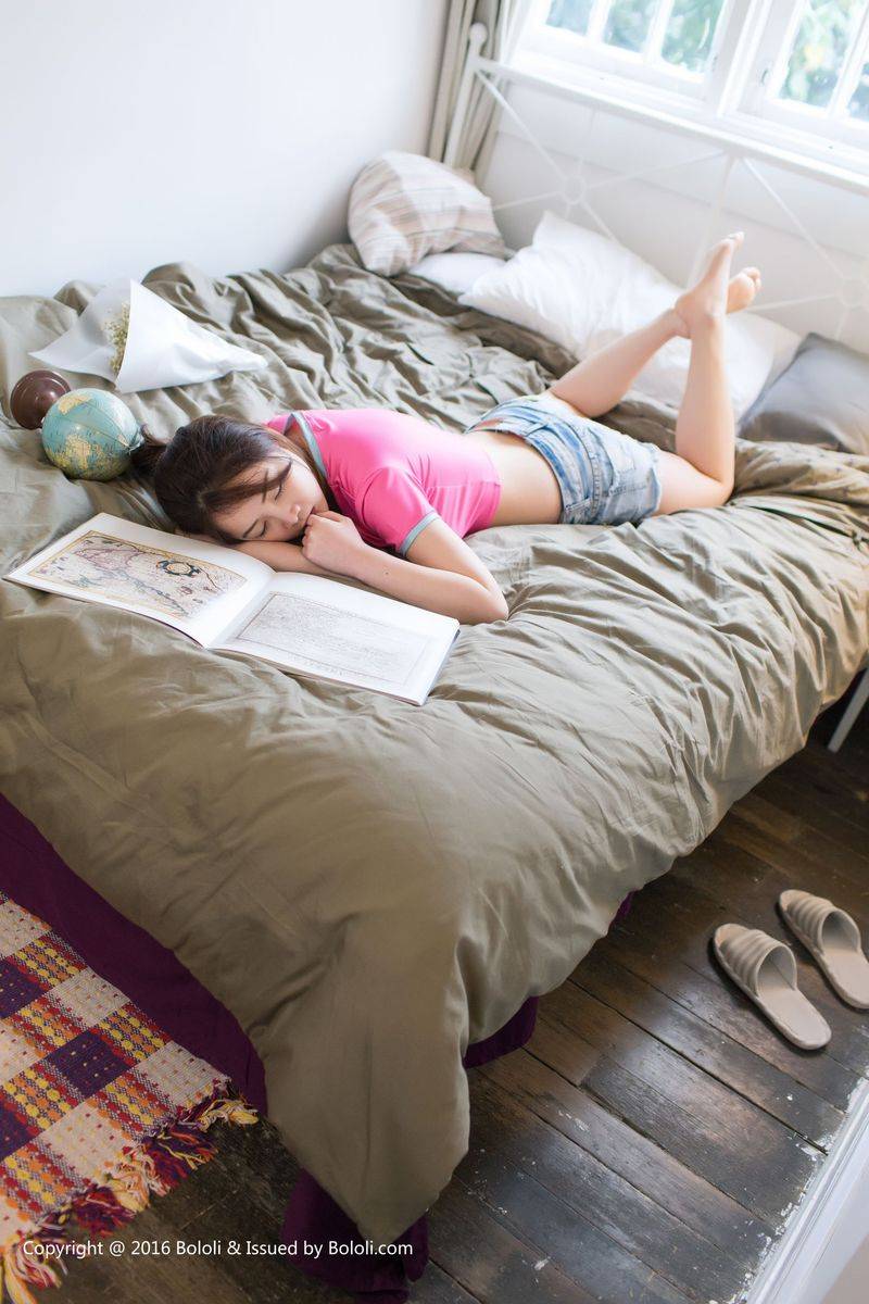 波萝社性感美少女沈欣雨粉色T恤比基尼热裤诱惑养眼写真-27