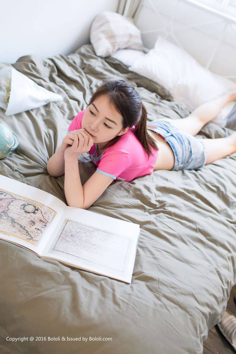 波萝社性感美少女沈欣雨粉色T恤比基尼热裤诱惑养眼写真-29