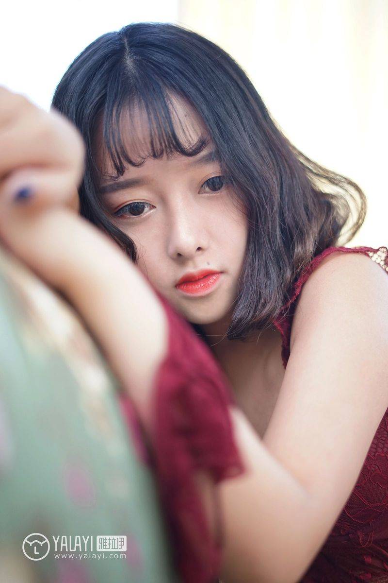 雅拉依美女模特王小淼摇晃红酒杯妩媚内衣诱惑写真套图-11