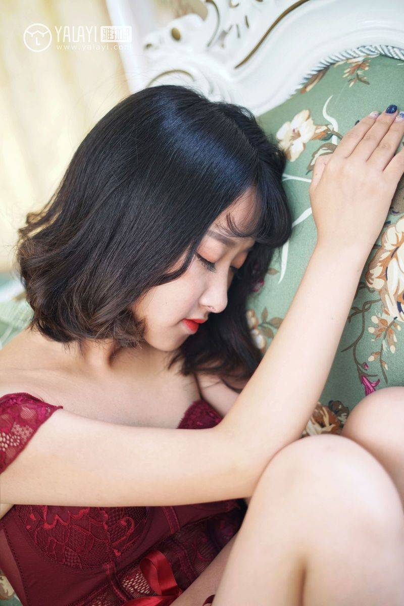 雅拉依美女模特王小淼摇晃红酒杯妩媚内衣诱惑写真套图-17