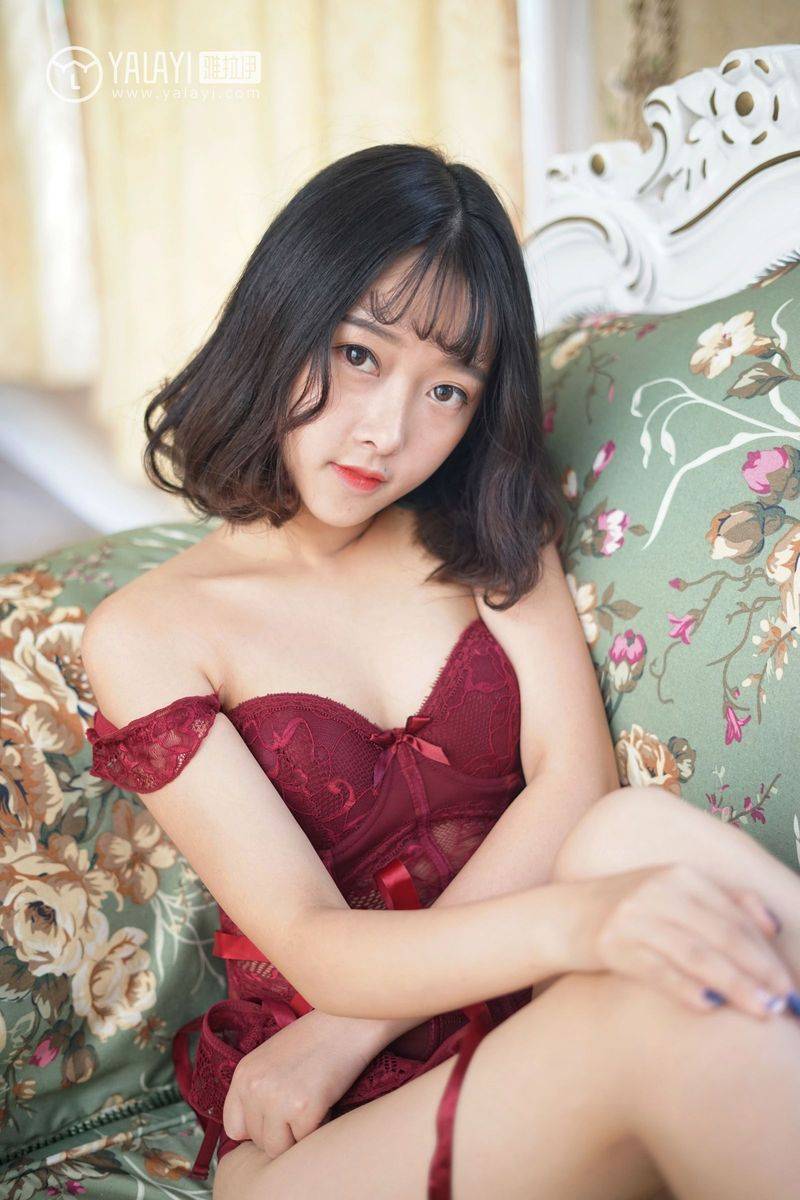 雅拉依美女模特王小淼摇晃红酒杯妩媚内衣诱惑写真套图-16