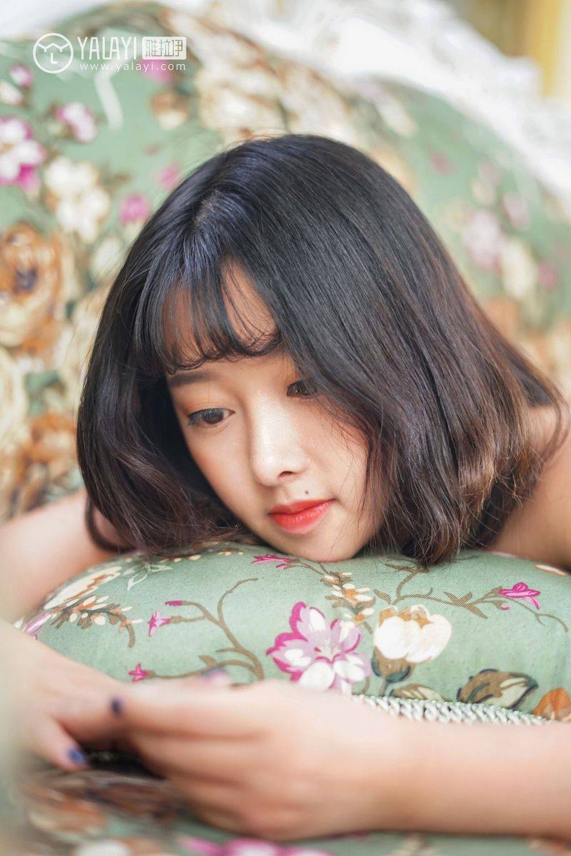 雅拉依美女模特王小淼摇晃红酒杯妩媚内衣诱惑写真套图-22