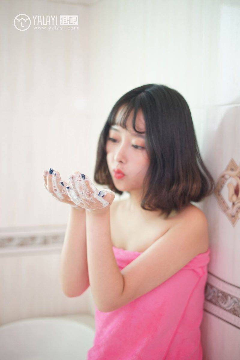 雅拉依美女模特王小淼摇晃红酒杯妩媚内衣诱惑写真套图-25