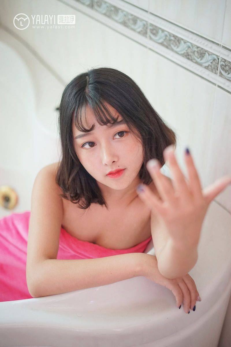 雅拉依美女模特王小淼摇晃红酒杯妩媚内衣诱惑写真套图-31