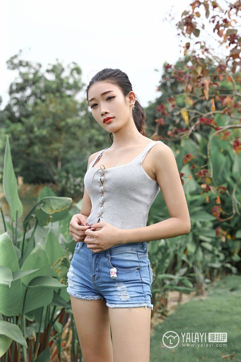 雅拉依花丛少女兔洱修长美腿恬淡优雅户外养眼写真