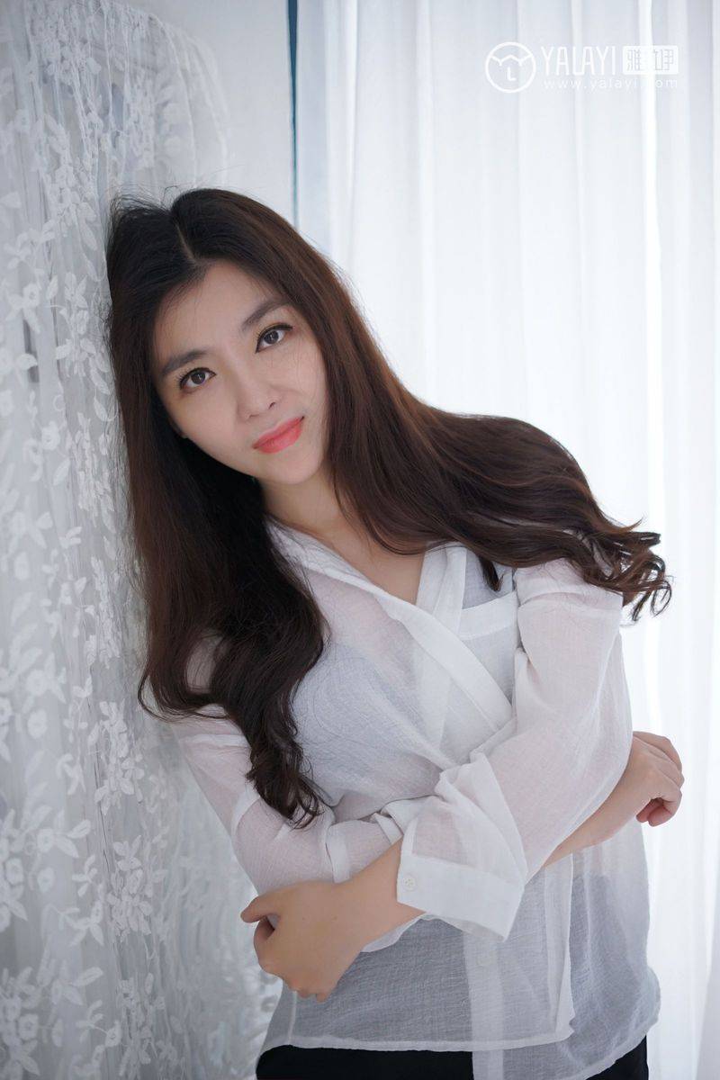 雅拉依气质美女沈紫云透视白衬衫隐显文胸修长美腿写真