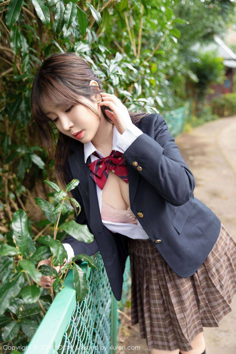 尤蜜荟性感女神王雨纯校服翘臀诱惑日本尾随街拍写真-32