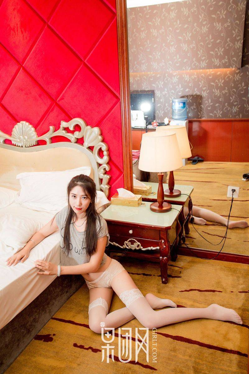 果团网白嫩美女yoki小妍白色背带裤上演全裸诱惑美图写真