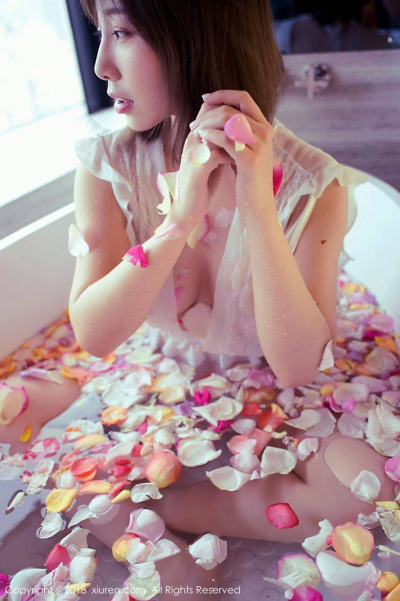 秀人网短发百变大美女枝恩白色深V浴衣玫瑰花瓣浴首套写真-3