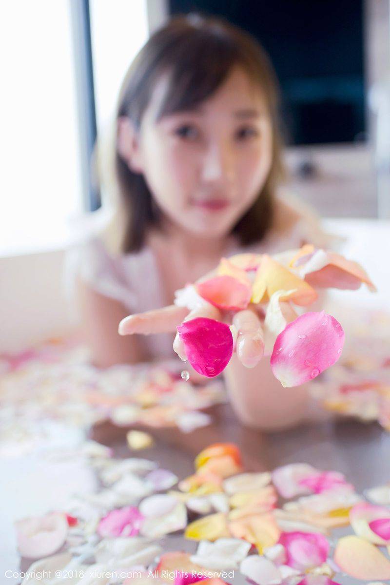 秀人网短发百变大美女枝恩白色深V浴衣玫瑰花瓣浴首套写真-11