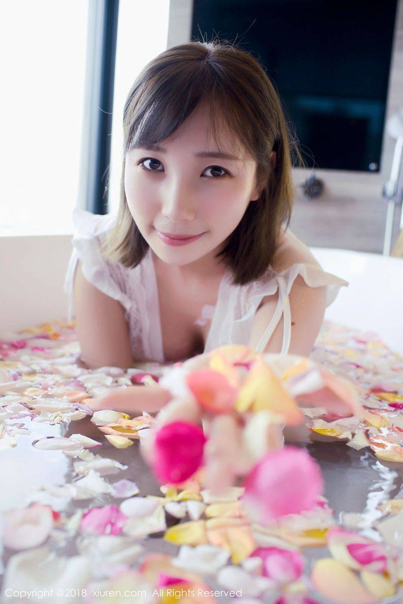 秀人网短发百变大美女枝恩白色深V浴衣玫瑰花瓣浴首套写真-12