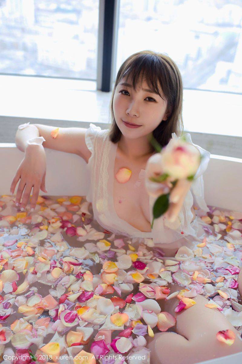 秀人网短发百变大美女枝恩白色深V浴衣玫瑰花瓣浴首套写真-20