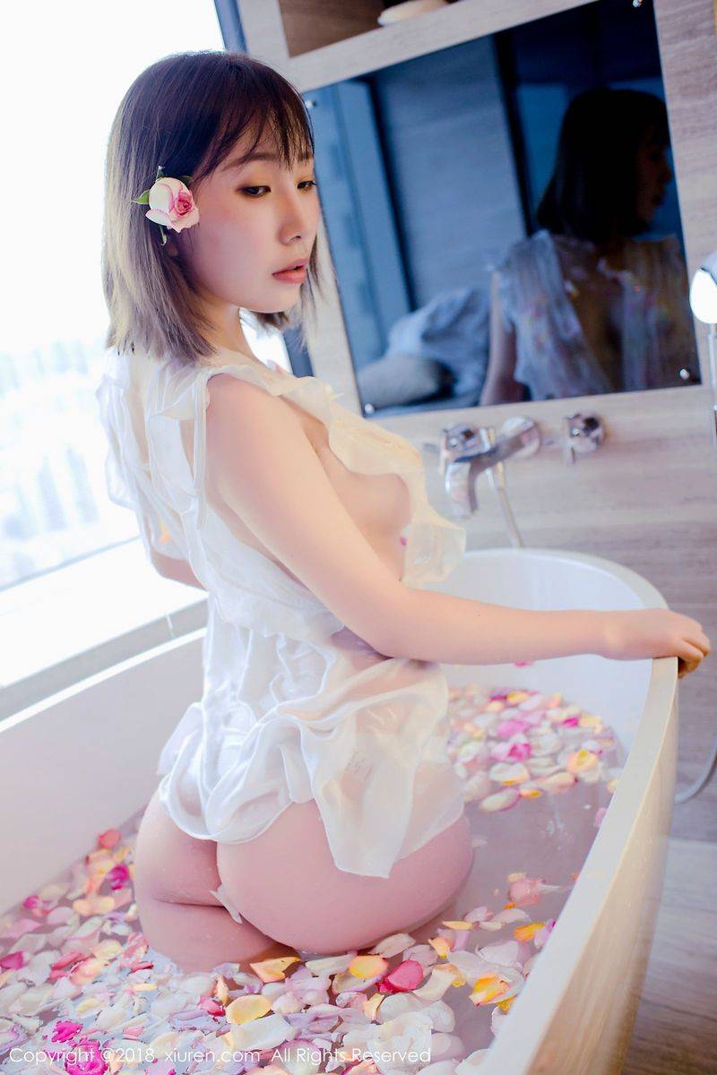 秀人网短发百变大美女枝恩白色深V浴衣玫瑰花瓣浴首套写真-34