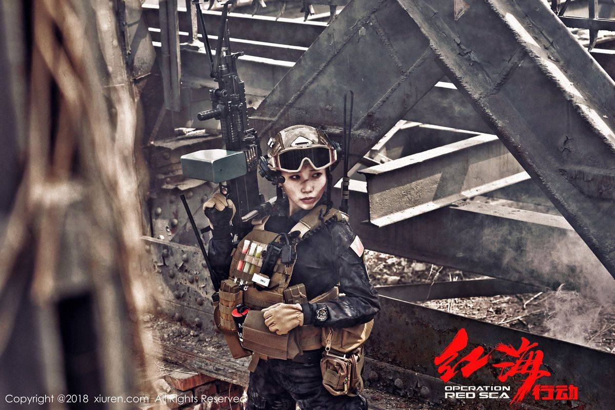 秀人网短发百变大美女枝恩白色深V浴衣玫瑰花瓣浴首套写真-55