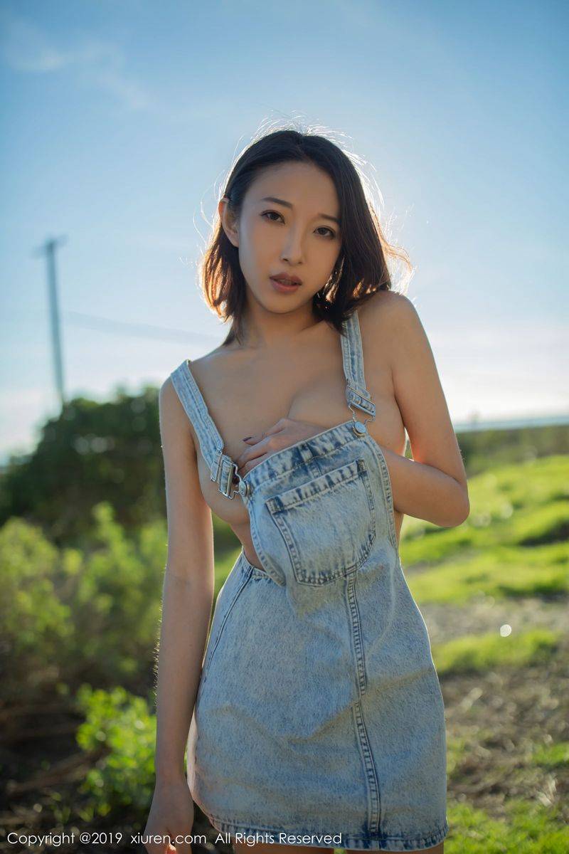 秀人网美女模特栗子Riz女仆装制服诱惑户外大尺度旅拍-21