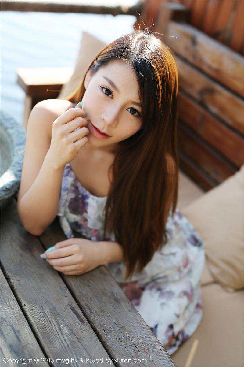 美媛馆清新美女vetiver嘉宝贝儿吊带长裙牛仔热裤大理旅拍-6