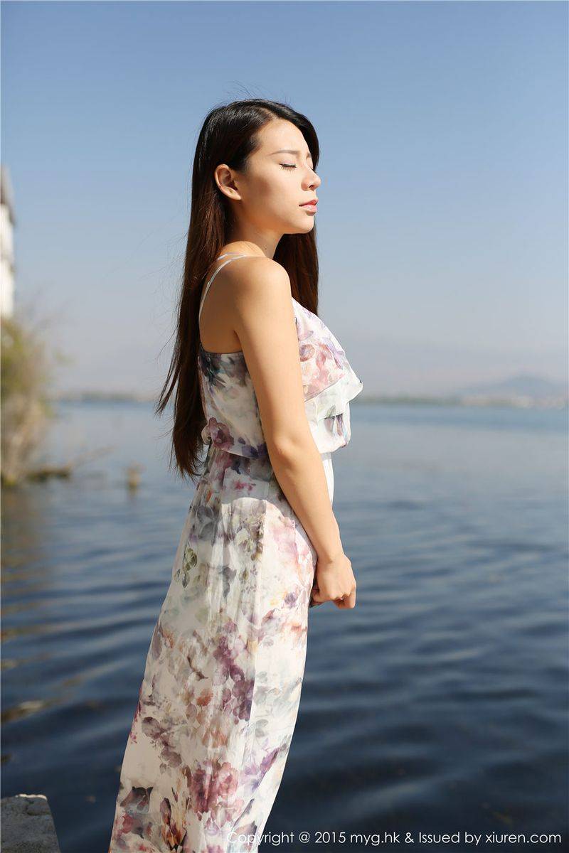 美媛馆清新美女vetiver嘉宝贝儿吊带长裙牛仔热裤大理旅拍-10