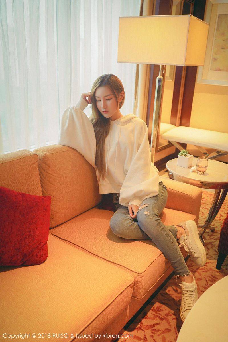 秀人网美女模特M梦baby长发飘飘牛仔长裤柔情私房写真