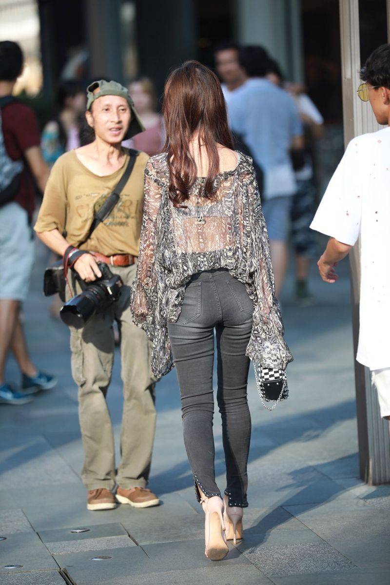 高颜值长发美女主播云小朵MM牛仔长裤半透视上衣街拍-56