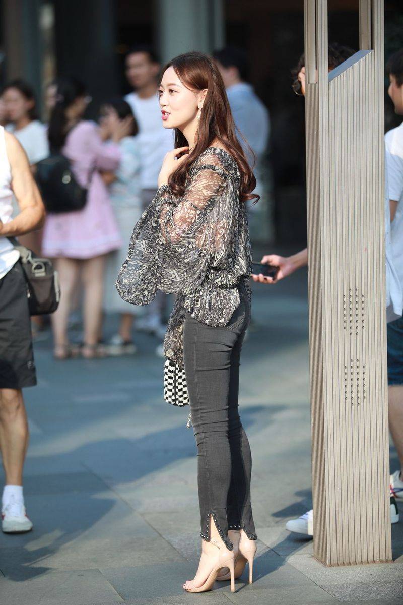 高颜值长发美女主播云小朵MM牛仔长裤半透视上衣街拍-59