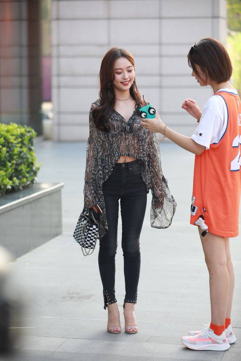 高颜值长发美女主播云小朵MM牛仔长裤半透视上衣街拍-64